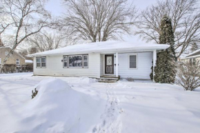 Cozy Oshkosh Home, 4 Blocks to Lake Winnebago